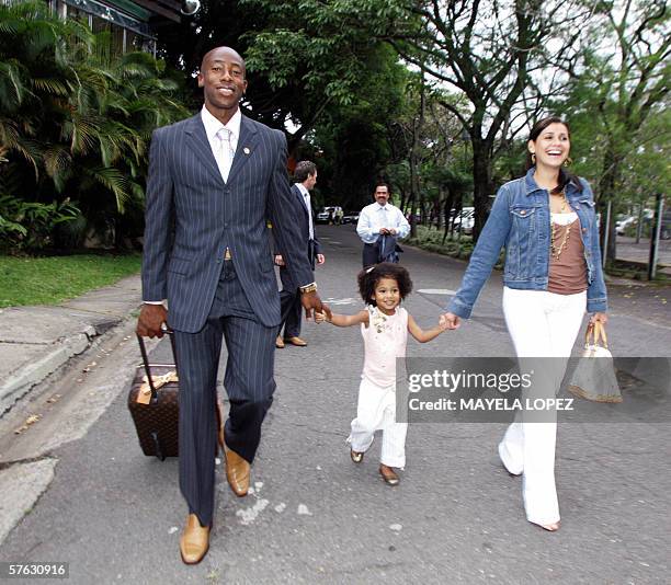 El jugador de la seleccion nacional de Costa Rica, Paulo Wanchope, camina el 16 de mayo de 2006 con su esposa Brenda y su hija Pamela hacia un salon...