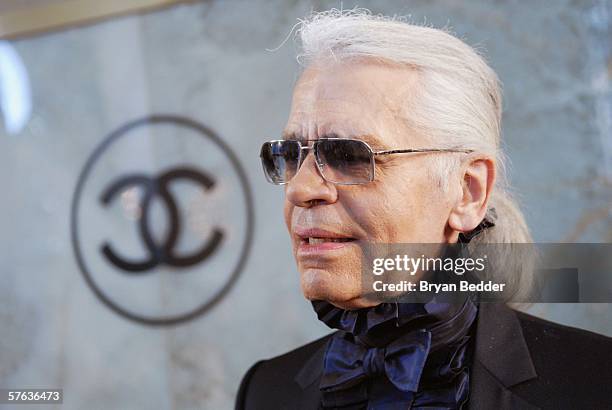 Fashion Designer Karl Lagerfeld talks with reporters at the Chanel 2006/2007 Cruise Collection fashion show May 17, 2006 in New York City.