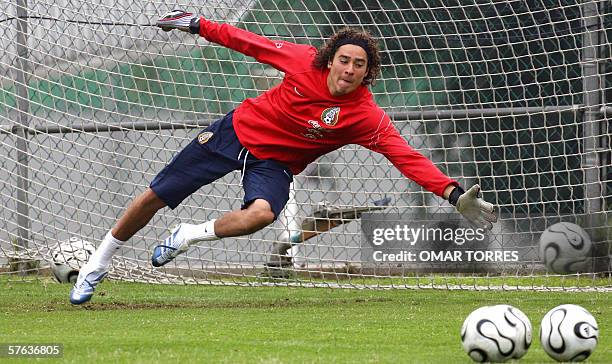 Guillermo Ochoa, substitute goalkeeper of the Mexican national team, takes part in a training session in Mexico City 17 May 2006, for the upcoming...