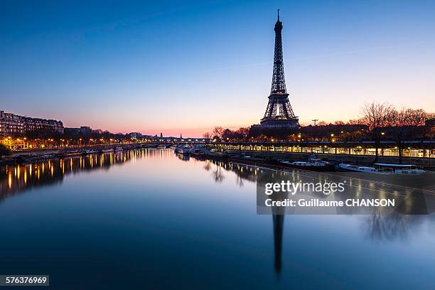 le reveil de paris - river seine stock pictures, royalty-free photos & images