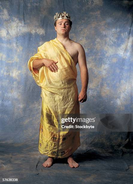 portrait of a man dressed as a king with a robe and a crown - toga fotografías e imágenes de stock