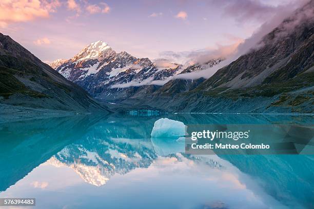 mt cook at sunset reflected in lake, new zealand - mt cook national park stockfoto's en -beelden