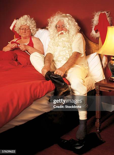 mr.. and mrs.. clause in bed - nikolausstiefel stock-fotos und bilder