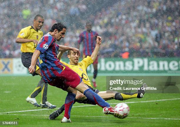 Juliano Belletti of Barcelona scores their second goal during the UEFA Champions League Final between Arsenal and Barcelona at the Stade de France on...