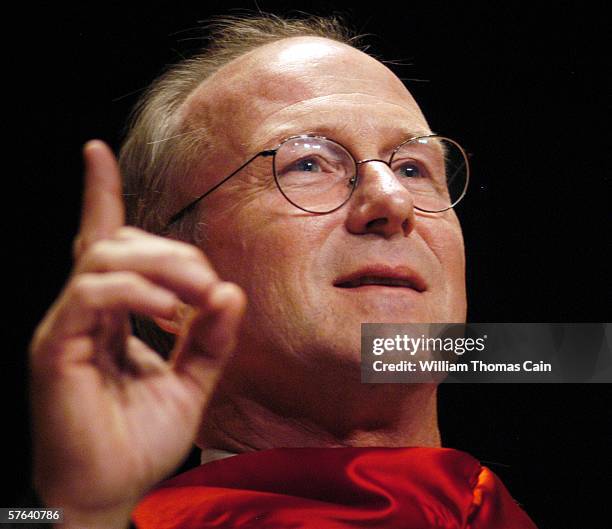 Academy Award winning actor William Hurt speaks during commencement ceremonies at University of the Arts May 17, 2006 in Philadelphia, Pennsylvania....