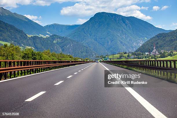 autostrada in brenner, north italy - brennerpas stockfoto's en -beelden