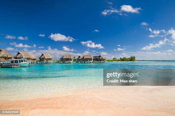 tropical resort with water bungalows in tahiti - ilha harbor - fotografias e filmes do acervo