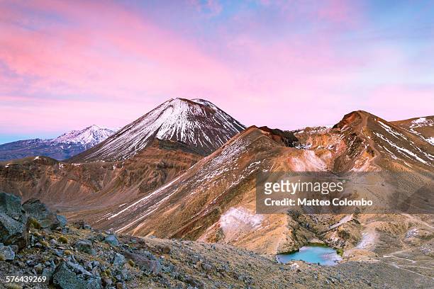landscape with volcano, tongariro, new zealand - nordinsel von neuseeland stock-fotos und bilder