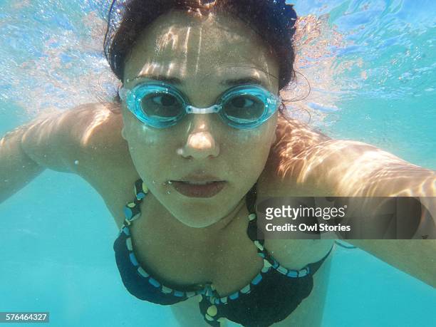 underwater selfie of a woman - simglasögon bildbanksfoton och bilder