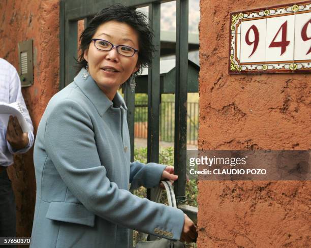 Sachi Fujimori, hija menor del ex presidente peruano Alberto Fujimori, ingresa en su domicilio en la ciudad de Santiago, el 18 de mayo de 2006....
