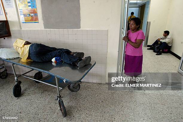 Tegucigalpa, HONDURAS: Un paciente espera por ser ingresado a una sala del Hospital Escuela de Tegucigalpa el 18 de mayo de 2006. Medicos internos de...