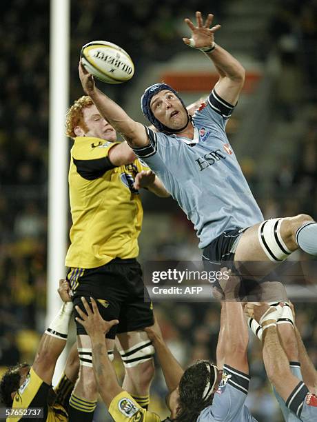 Wellington, NEW ZEALAND: Daniel Vickerman of the Waratahs takes the line out ball from Paul Tito of the Hurricanes during the Rugby Super 14 semi...