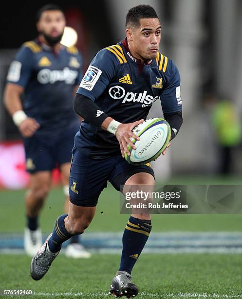 Aaron Smith of the Highlanders looks at his options during the round 17 Super Rugby match between the Highlanders and the Chiefs at Forsyth Barr...