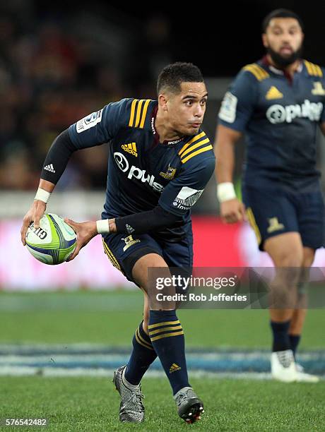 Aaron Smith of the Highlanders looks to pass the ball during the round 17 Super Rugby match between the Highlanders and the Chiefs at Forsyth Barr...