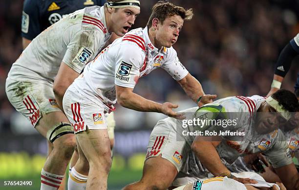 Brad Weber of the Chiefs passes the ball during the round 17 Super Rugby match between the Highlanders and the Chiefs at Forsyth Barr Stadium on July...