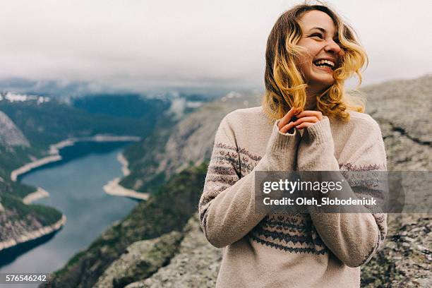 ragazza che ride sulla trolltunga - fjord foto e immagini stock