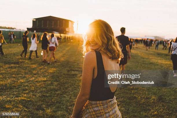 mädchen auf musikfestival - festival goer stock-fotos und bilder