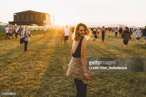 girl on music festival - music festival stock pictures, royalty-free photos & images