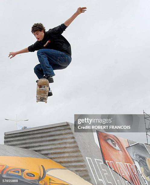 Francois Lecooker, un havrais de 19 ans execute ses premieres figures, le 19 mai 2006, dans le plus grand parc de skate gratuit en plein air de...