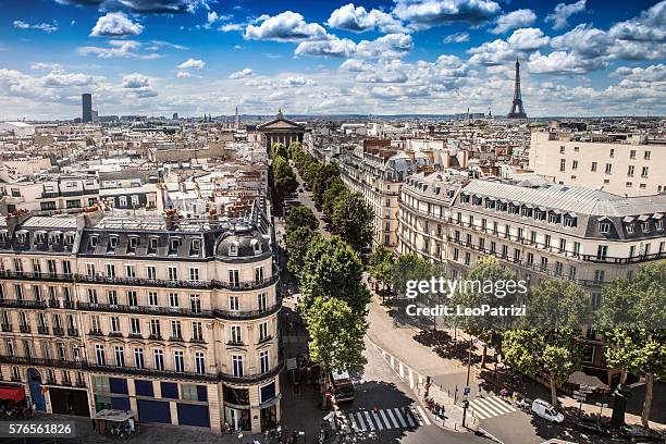 hochstadtblick auf paris an einem schönen tag - monuments paris stock-fotos und bilder