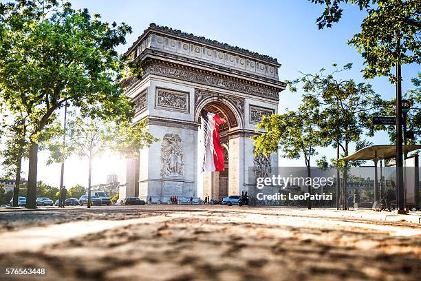 stadtansicht von paris - arc de triomphe - place charles de gaulle paris stock-fotos und bilder