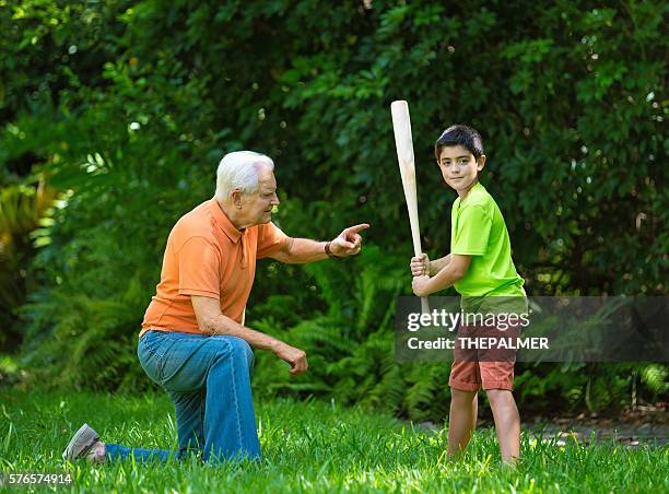 sessão de treino com o vovô - batting sports activity - fotografias e filmes do acervo