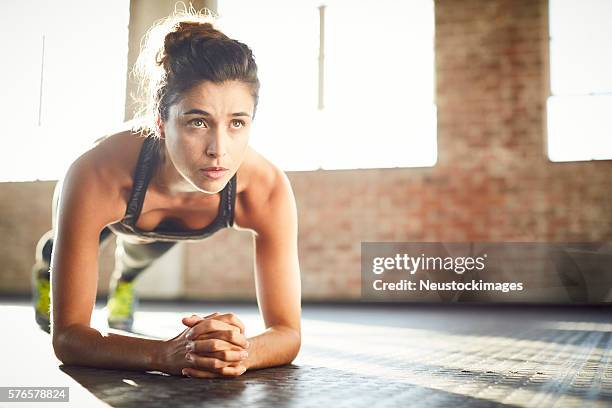 determined young woman performing plank position in gym - plank exercise 個照片及圖片檔