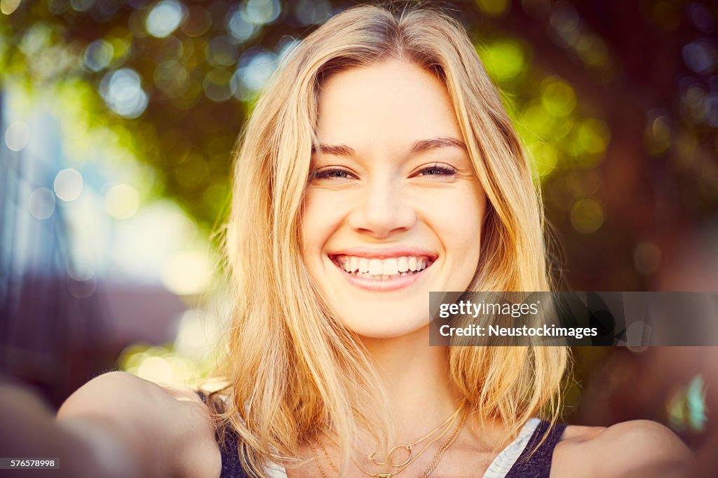 Punto de vista de la hermosa mujer rubia tomando selfie