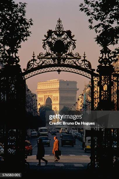 france,paris,arc de triomphe seen through gateway of monceau park - ile de france parc monceau stock pictures, royalty-free photos & images