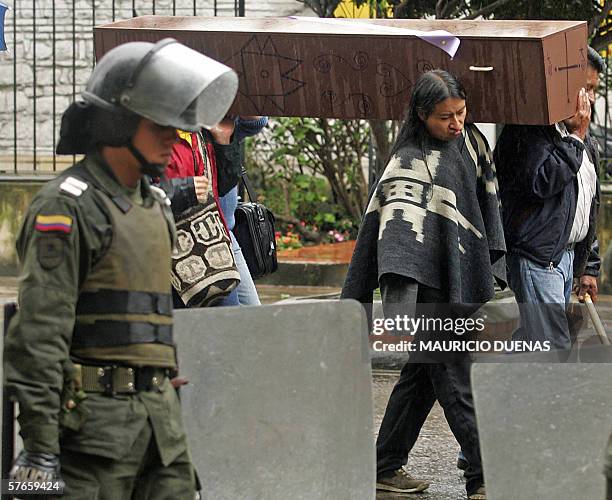 Indigenas colombianos cargan un feretro durante un protesta en Bogota, el 19 de mayo de 2006. Los indigenas acusan a la policia de la muerte de uno...