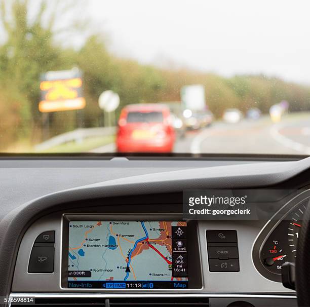 utilisation d’une navigation par satellite de voiture intégrée sur une route nationale britannique - satnav photos et images de collection