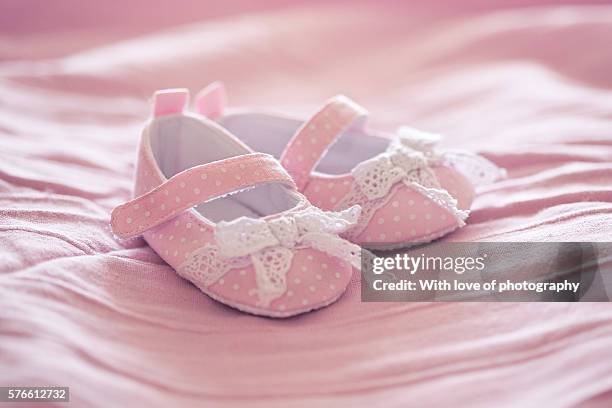 pink baby shoes on pink blanket. it's a girl! - its a girl kort fras bildbanksfoton och bilder