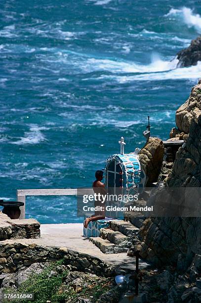 cliff diver saying prayer before diving - la quebrada acapulco stock pictures, royalty-free photos & images