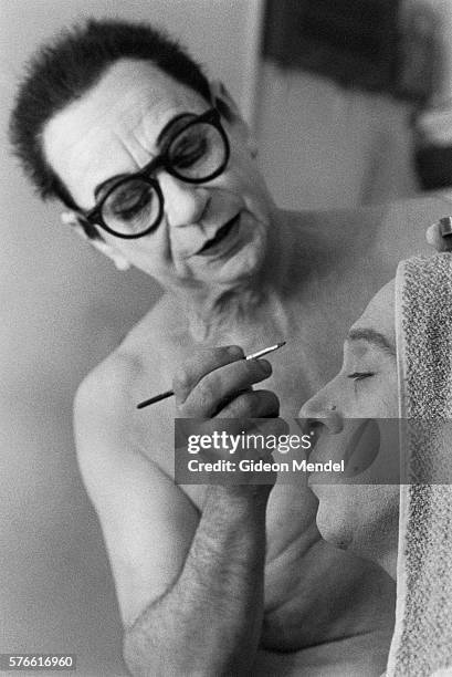 lindsay kemp applying makeup at hackney empire theater - lindsay kemp - fotografias e filmes do acervo