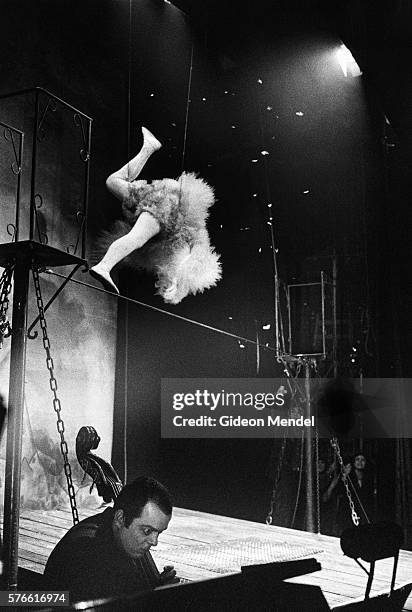 lindsay kemp on stage at the hackney empire theater - lindsay kemp stock pictures, royalty-free photos & images