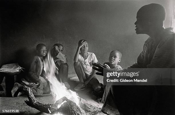 mother telling stories to children - storyteller 個照片及圖片檔