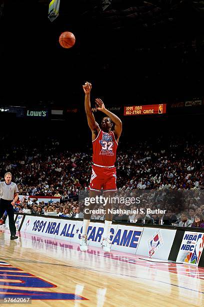 Earvin "Magic" Johnson of the Western Conference All Stars shoots a jump shot against the Eastern Conference All Stars during the 1991 NBA All Star...