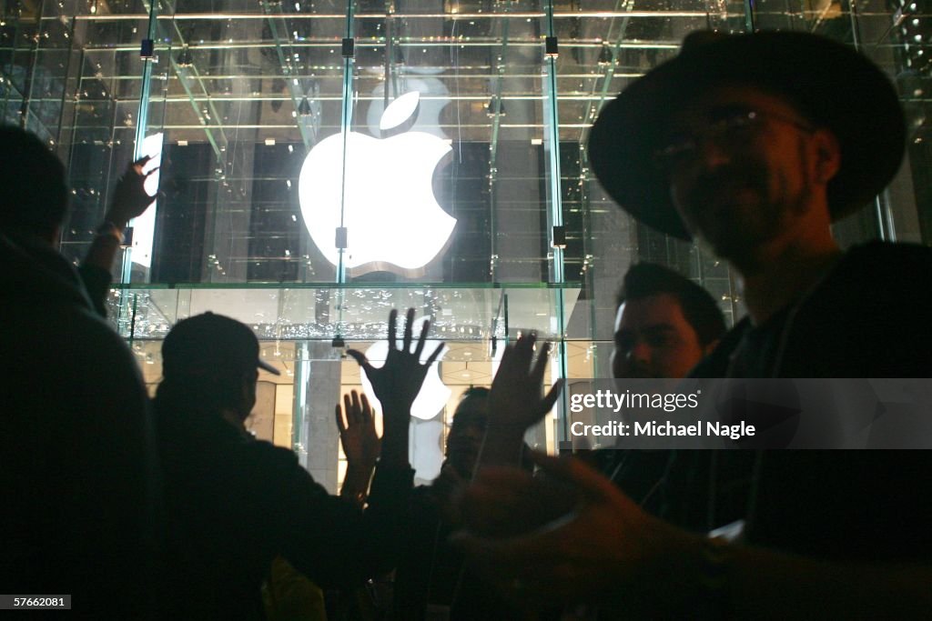 Apple Opens Flagship Store In Manhattan