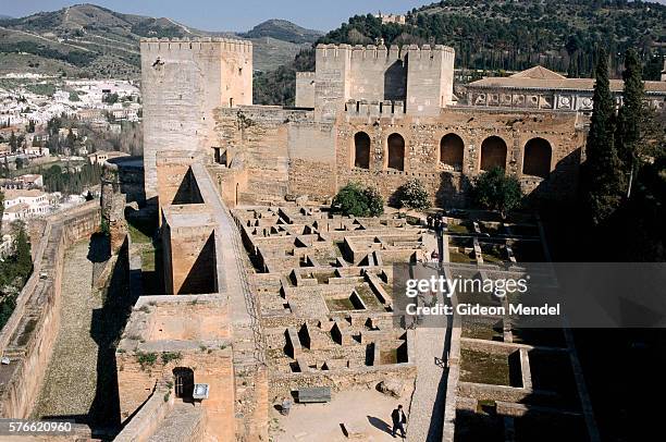 alcazaba ruins at the alhambra - granada provincia de granada fotografías e imágenes de stock