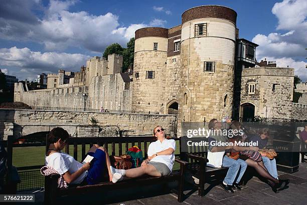 tourists relaxing outside the tower of london - 1990 uk stock pictures, royalty-free photos & images