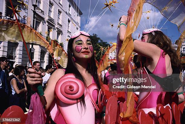 notting hill carnival parade participants - notting hill london stock pictures, royalty-free photos & images