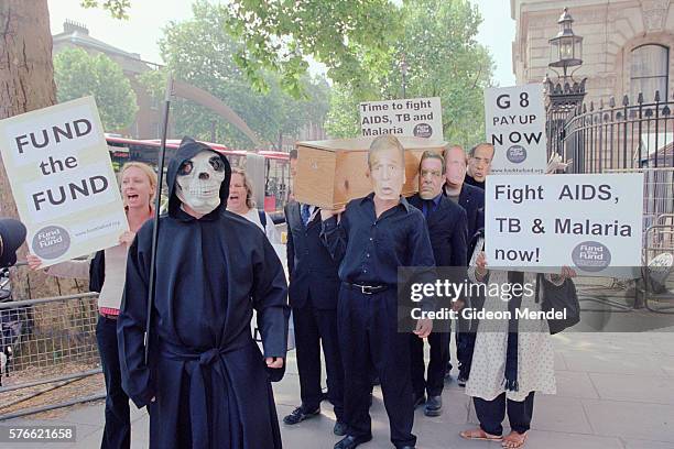 charities protesting in downing street - downing street sign stock pictures, royalty-free photos & images