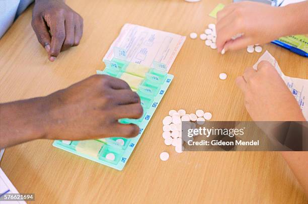 doctor teaching patients how to use pill dispenser - teaching aids stock pictures, royalty-free photos & images