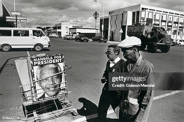 campaign workers with posters of nelson mandela - apartheid stock pictures, royalty-free photos & images