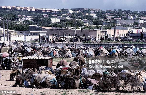 refugee encampment in mogadishu - refugee camp stock pictures, royalty-free photos & images