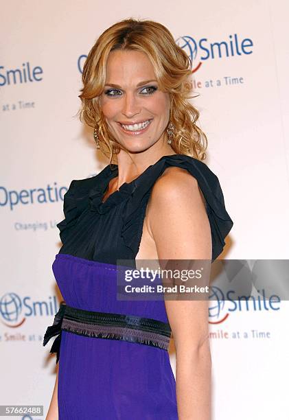 Model Molly Sims arrives at the Operation Smiles annual dinner at Skylight Studios on May 19, 2006 in New York City.