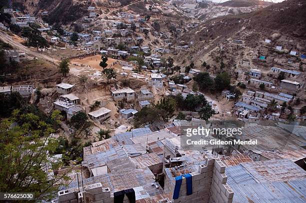 hillside homes in haiti - port au prince stock pictures, royalty-free photos & images