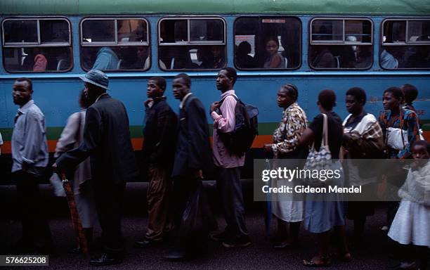commuters waiting for bus during fuel shortage in zimbabwe - harare stock pictures, royalty-free photos & images