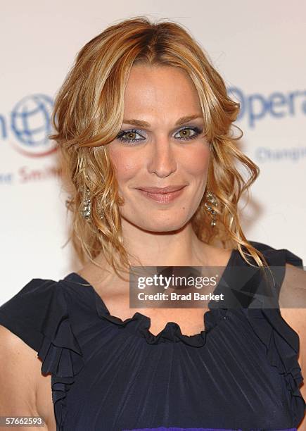 Model Molly Sims arrives at the Operation Smiles annual dinner at Skylight Studios on May 19, 2006 in New York City.