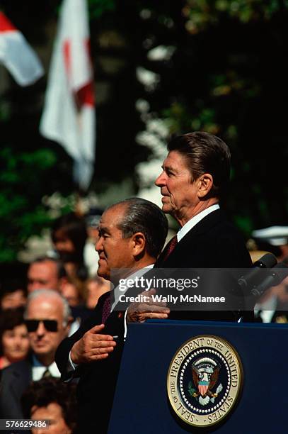 president reagan and prime minister suzuki - president podium stock pictures, royalty-free photos & images